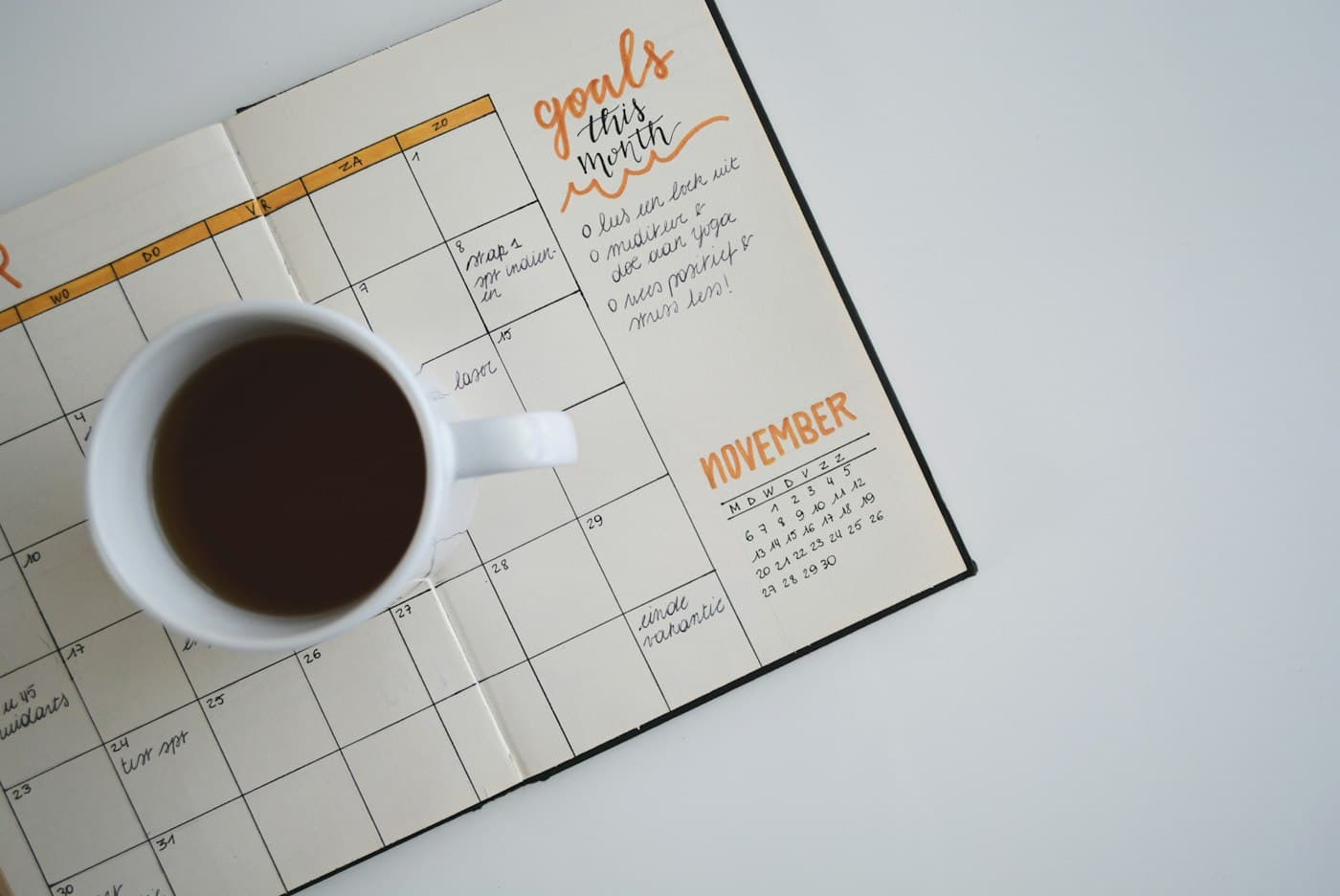 Café et carnet sur une table, moment d'échange