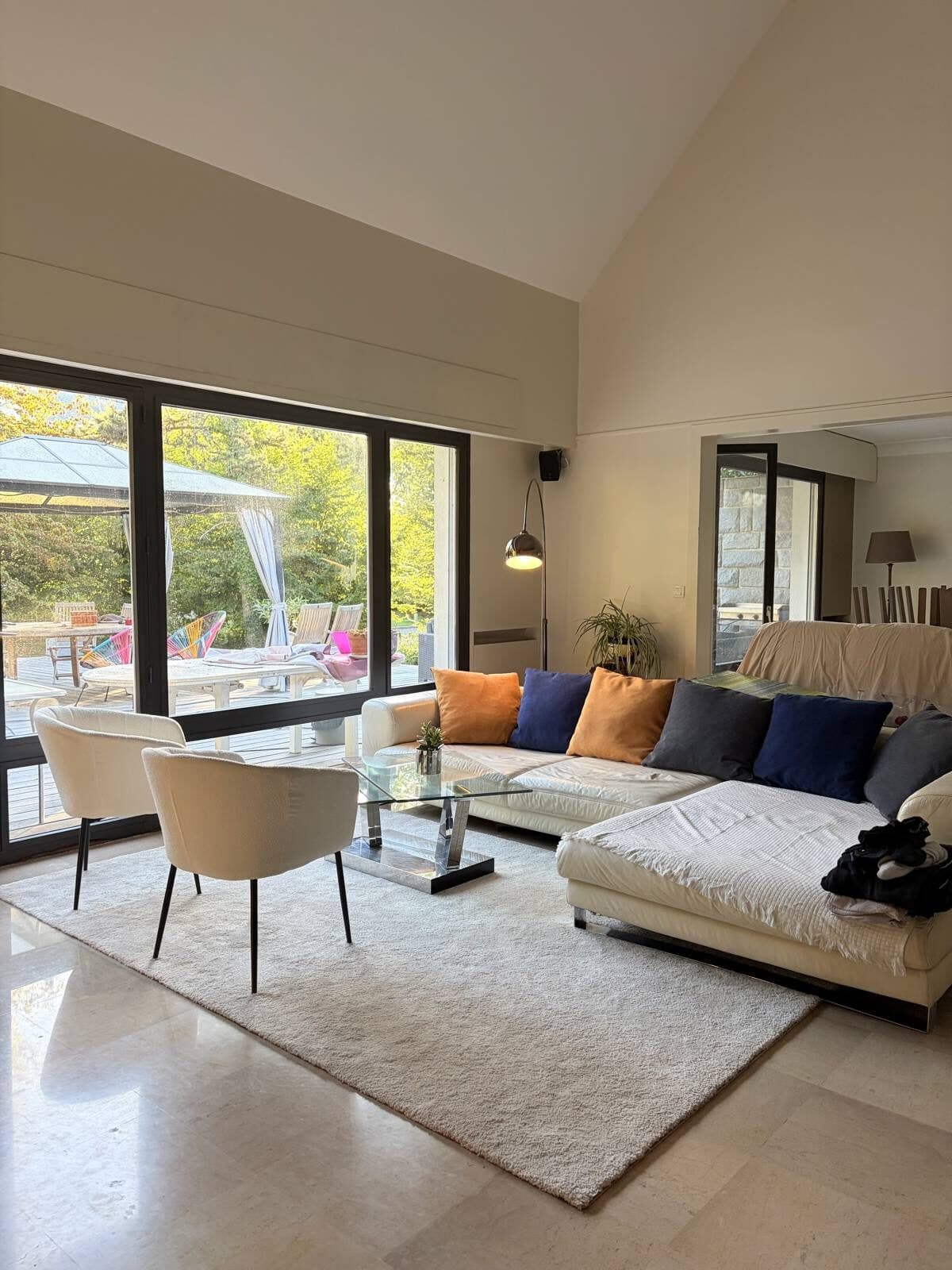 Villa du Bois de Soeuvres, salon ouvert sur la terrasse