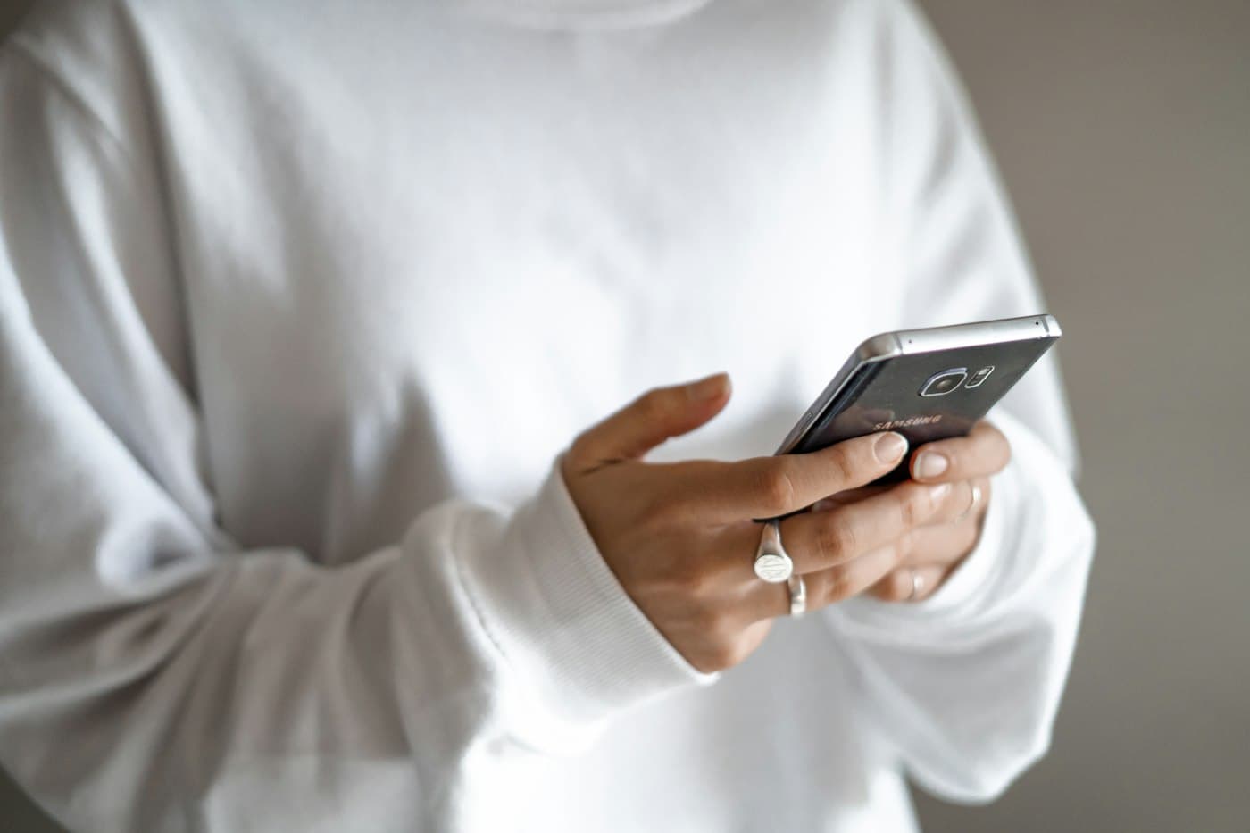 Échange de messages avec des voyageurs sur smartphone